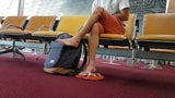 Junge zog Flip-Flops und Fußkettchen am Flughafen an snapshot 7