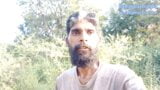 Buiten pissen midden in de jungle. Heet knap gezicht met baardjongen Rajeshplayboy993 nieuwe openbare pissende video snapshot 1