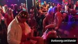 Chicas bisexuales pornstar follan en un club snapshot 14