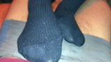 Stinkende Overknee-Socken Footjob - Orgasmus unter ihren Sohlen! snapshot 15