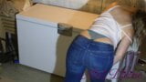 A bunda redonda enorme da minha meia-irmã gostosa está presa no freezer! vamos transar com ela! snapshot 2