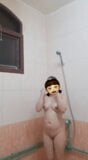 Une fille blanche danse dans la salle de bain snapshot 5