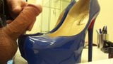 Happy End über blaue Pumps snapshot 5