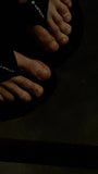 Düşük ışıklı halka açık kaldırımda ayak parmaklarını gösteren Ouchee snapshot 3