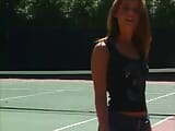 Nettes küken mit festen titten beschloss, ein paar tennisunterricht zu nehmen snapshot 2