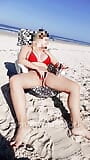 Hotwife si masturba e succhia il marito sulla spiaggia snapshot 3
