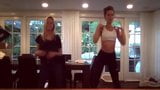 Kate Beckinsale e la calda amica bionda ballano con `` tutti '' snapshot 3