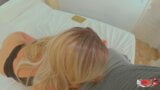 Blonde Stiefmutter lutscht den Schwanz und bekommt Sperma in ihre Muschi snapshot 3