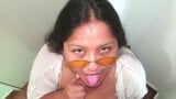 Hermosa dama de pechos traga semen snapshot 6