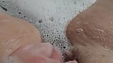 Bella donna si spoglia e usa giocattoli sessuali nella vasca idromassaggio snapshot 8