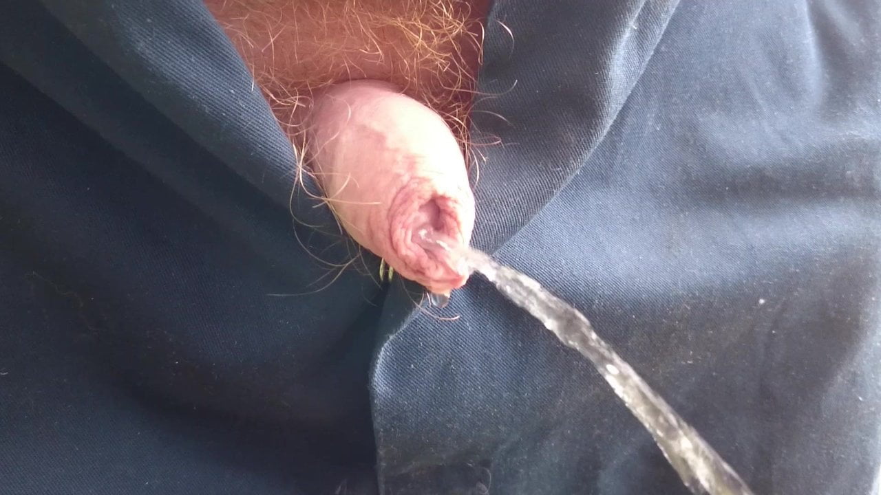 Chub đi tiểu, vòi nước nhỏ với bao quy đầu