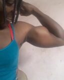 Afrikanisches Muskel-Mädchen snapshot 5