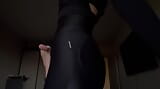 Provocando sexy chica en leggings por el culo snapshot 2