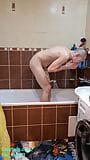 Douche et rasage des poils des aisselles dans la salle de bain. vidéo maison amateur snapshot 18