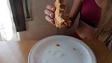 OMG comiendo una empanada llenita de semen y proteínas. Fetiche con comida snapshot 16