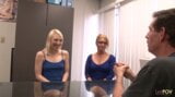 Seks lesbijski w biurze nigdy nie wyglądał lepiej, ponieważ te blondynki ruchają się na biurku snapshot 3