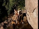 Sexo al aire libre en isla tropical para esta hermosa rubia culona y semental dotado snapshot 16