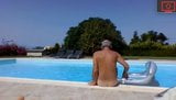 Abuelo en la piscina snapshot 4