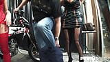 Em uma garagem você pode consertar bicicletas, motocicletas, carros e ... travestis snapshot 3