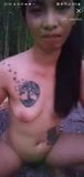 Ragazza tailandese tatuata all'aperto snapshot 20