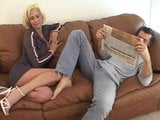 Грудаста матуся спокушає молодого шпильки на дивані для дикого сексу snapshot 3
