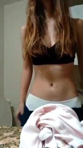 Une fille change de super seins