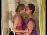 Lesbo spelen onder de douche ... snapshot 2