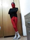 Divertimento a casa indossando un costume Zentai rosso snapshot 14