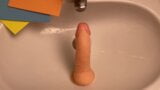 Hete huisvrouw wast dildo na haar poesje snapshot 1