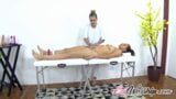 Latina verleid door lesbische milf masseuse met grote tieten snapshot 3