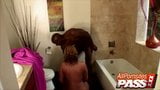 La femme Mellanie Monroe se fait noircir sous la douche snapshot 4