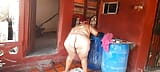 Cowok ini ngintip ibu tiriku saat lagi mandi di teras rumahnya. snapshot 10