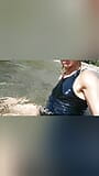 Schwimmen in mountain river in kleidung - turnschuhe, shorts und t-shirt snapshot 9