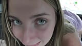 Super schattige amateur Macy Meadow zuigt pik en mountt hem in epische autodate - pov snapshot 4