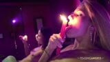 Zwei versaute Mädchen haben Spaß mit Kerzenwachs snapshot 17