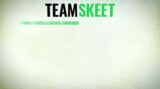 Teamskeet - adolescente de ébano de grandes culos mostrando sus habilidades de succión y sacudiendo el culo cuando es follada snapshot 1