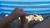 Großer Schwanz, Handjob am Strand snapshot 3