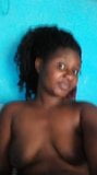 Une fille de Kamba montre ses seins, sa chatte et son cul snapshot 2