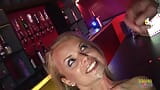 Une jolie fille baise avec une cliente excitée dans un club de strip-tease snapshot 20