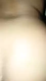 Bir qiz kuchli orgazm uchun yigitning sikini silkitadi.