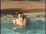 Gros seins dans la piscine snapshot 9