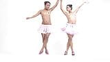 Topless lesbische ballerina tieners snapshot 3