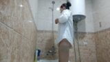 Tomando banho com uma camisa se masturbando com um vibrador - peludo snapshot 3