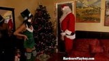 Gagică elfă amatoare futându-l pe Moș Crăciun de aproape snapshot 2