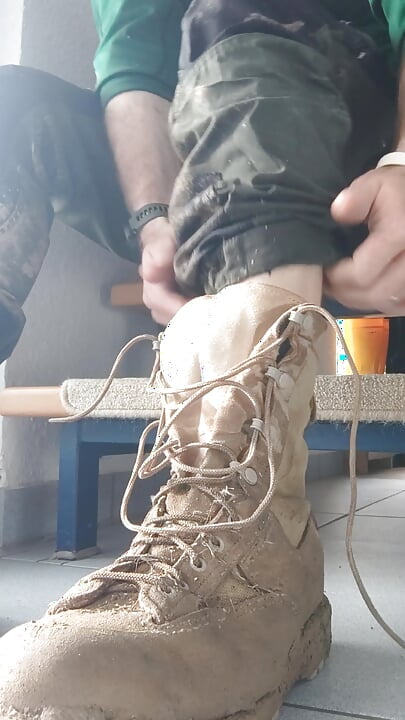 Ta av dig svettiga mjuka strumpor och avrunkning cumshot på sulor med massage.