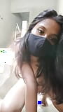 Ragazza carina arrapata con un corpo liscio e si masturba snapshot 10