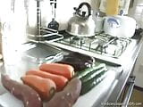 Une Japonaise insère une carotte sur sa chatte poilue en train de se masturber snapshot 2