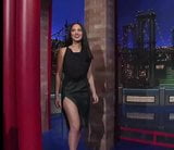 Olivia munn bắt chéo chân snapshot 1