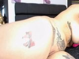 Ragazza tatuata che schizza in uno spettacolo in webcam snapshot 2