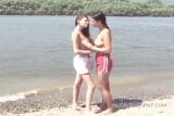 Sexy lesbianas jugando con juguetes sexuales en la playa snapshot 3